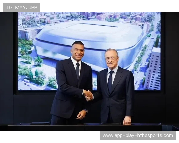 姆巴佩在晚宴上与政要握手,外交球星新标签?