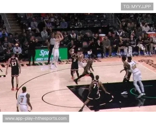 塔图姆突破分球到位,绿军空位稳稳进,塔图姆进攻