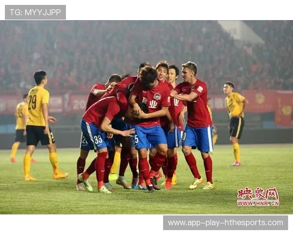 河南队被扣除6分处罚生效,球迷现场拉横幅支持球队