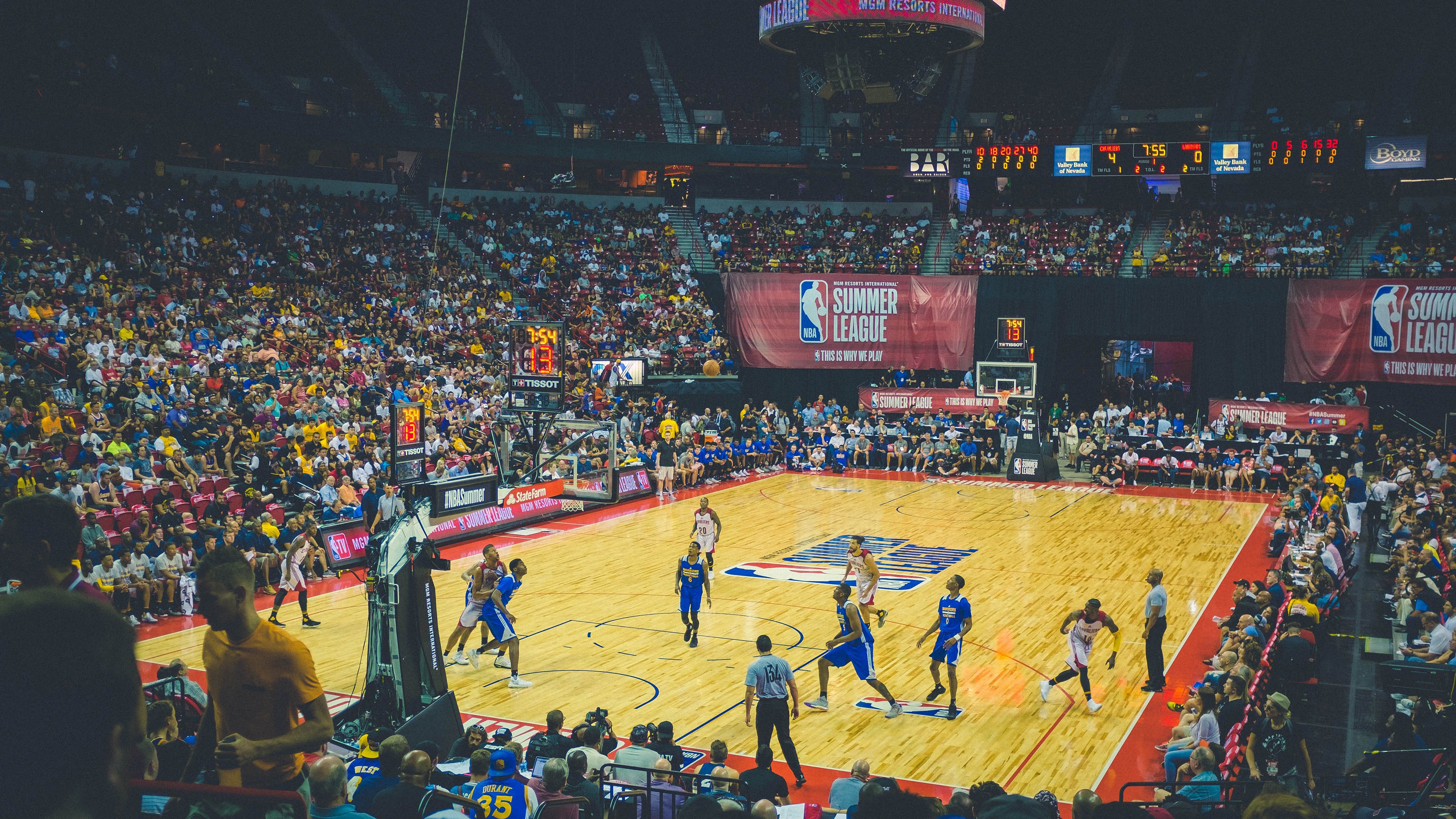 社区赛事：业余战队通过网络联赛获得职业舞台邀请，职业战队俱乐部